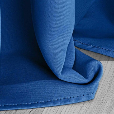 Zasłona zaciemniająca 140x270 szafirowa gotowa na taśmie Hold Blackout Zasłona zaciemniająca 140x270 szafirowa gotowa na taśmie Hold Blackout