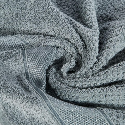 Ręcznik Milan 70x140 stalowy frotte 500g/m2 bawełniany z bordiurą przetykaną błyszczącą nicią Eurofirany Ręcznik Milan 70x140 stalowy frotte 500g/m2 bawełniany z bordiurą przetykaną błyszczącą nicią Eurofirany