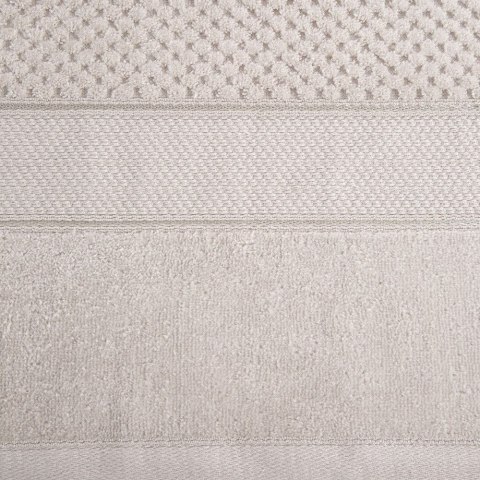 Ręcznik Jessi 50x90 beżowy frotte 500g/m2 z fakturą wytłaczanej krateczki i welurową bordiurą Eurofirany Ręcznik Jessi 50x90 beżowy frotte 500g/m2 z fakturą wytłaczanej krateczki i welurową bordiurą Eurofirany