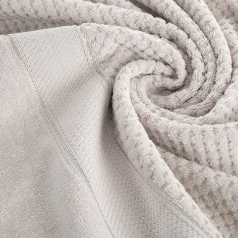 Ręcznik Jessi 50x90 beżowy frotte 500g/m2 z fakturą wytłaczanej krateczki i welurową bordiurą Eurofirany Ręcznik Jessi 50x90 beżowy frotte 500g/m2 z fakturą wytłaczanej krateczki i welurową bordiurą Eurofirany