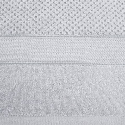 Ręcznik Jessi 50x90 srebrny frotte 500g/m2 z fakturą wytłaczanej krateczki i welurową bordiurą Eurofirany Ręcznik Jessi 50x90 srebrny frotte 500g/m2 z fakturą wytłaczanej krateczki i welurową bordiurą Eurofirany