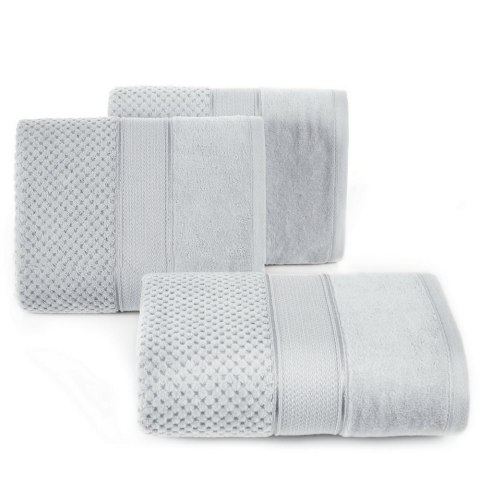 Ręcznik Jessi 50x90 srebrny frotte 500g/m2 z fakturą wytłaczanej krateczki i welurową bordiurą Eurofirany Ręcznik Jessi 50x90 srebrny frotte 500g/m2 z fakturą wytłaczanej krateczki i welurową bordiurą Eurofirany