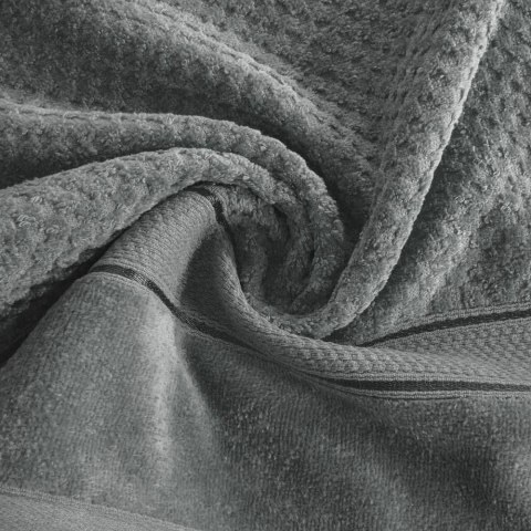Ręcznik Jessi 50x90 stalowy frotte 500g/m2 z fakturą wytłaczanej krateczki i welurową bordiurą Eurofirany Ręcznik Jessi 50x90 stalowy frotte 500g/m2 z fakturą wytłaczanej krateczki i welurową bordiurą Eurofirany