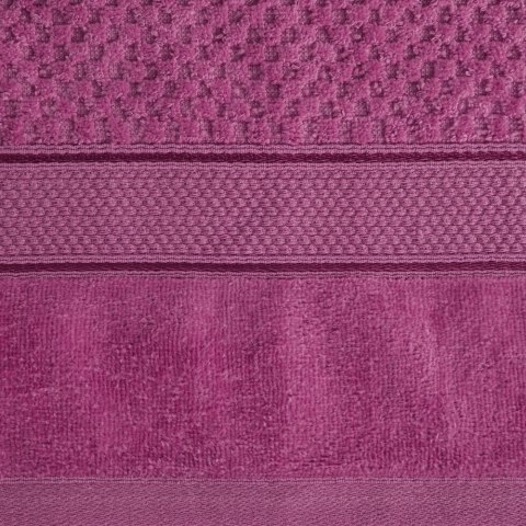 Ręcznik Jessi 70x140 amarantowy frotte 500g/m2 z fakturą wytłaczanej krateczki i welurową bordiurą Eurofirany Ręcznik Jessi 70x140 amarantowy frotte 500g/m2 z fakturą wytłaczanej krateczki i welurową bordiurą Eurofirany