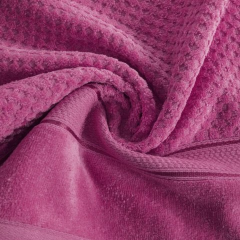 Ręcznik Jessi 70x140 amarantowy frotte 500g/m2 z fakturą wytłaczanej krateczki i welurową bordiurą Eurofirany Ręcznik Jessi 70x140 amarantowy frotte 500g/m2 z fakturą wytłaczanej krateczki i welurową bordiurą Eurofirany