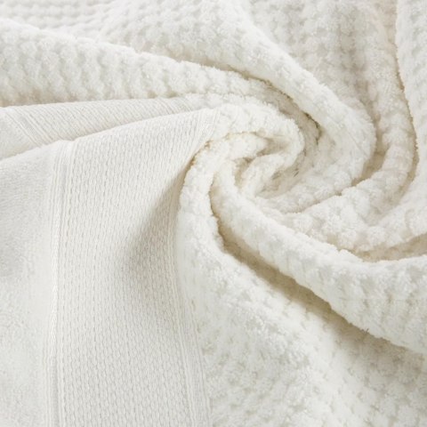 Ręcznik Jessi 70x140 kremowy frotte 500g/m2 z fakturą wytłaczanej krateczki i welurową bordiurą Eurofirany Ręcznik Jessi 70x140 kremowy frotte 500g/m2 z fakturą wytłaczanej krateczki i welurową bordiurą Eurofirany