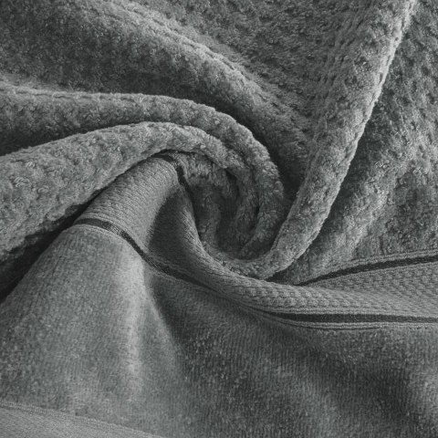 Ręcznik Jessi 70x140 stalowy frotte 500g/m2 z fakturą wytłaczanej krateczki i welurową bordiurą Eurofirany Ręcznik Jessi 70x140 stalowy frotte 500g/m2 z fakturą wytłaczanej krateczki i welurową bordiurą Eurofirany