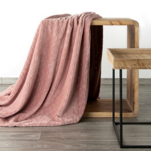 Koc narzuta dekoracyjna na fotel 70x160 Cindy 4 różowy pudrowy z mikrofibry Koc narzuta dekoracyjna na fotel 70x160 Cindy 4 różowy pudrowy z mikrofibry