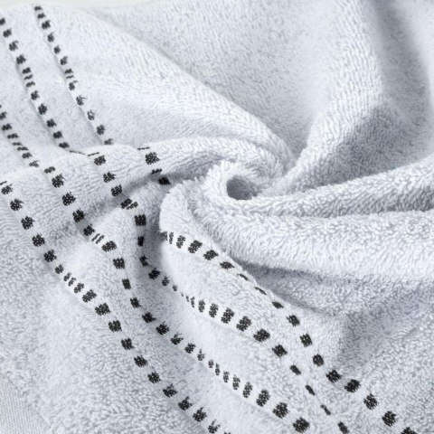 Ręcznik 30x50 Fiore srebrny 500g/m2 frotte ozdobiony bordiurą w postaci cienkich paseczków Eurofirany Ręcznik 30x50 Fiore srebrny 500g/m2 frotte ozdobiony bordiurą w postaci cienkich paseczków Eurofirany