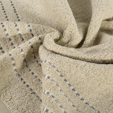 Ręcznik 70x140 Fiore beżowy 500g/m2 frotte ozdobiony bordiurą w postaci cienkich paseczków Eurofirany Ręcznik 70x140 Fiore beżowy 500g/m2 frotte ozdobiony bordiurą w postaci cienkich paseczków Eurofirany