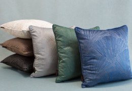 Poszewka dekoracyjna 40x40 Goja czarna welurowa z błyszczącym nadrukiem w formie liści miłorzębu Pierre Cardin