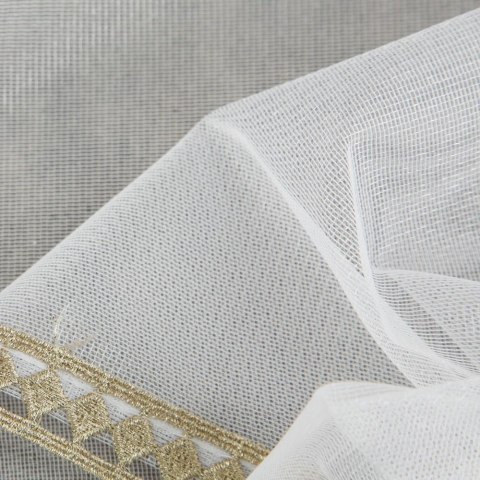 Firana 300x150 Cassie biała gotowa na przelotkach z gładkiej matowej mikrosiateczki z ozdobną złotą koronką Firana 300x150 Cassie biała gotowa na przelotkach z gładkiej matowej mikrosiateczki z ozdobną złotą koronką