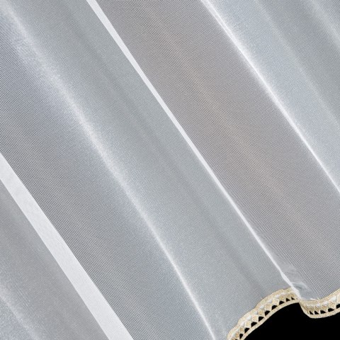 Firana 300x150 Cassie biała gotowa na przelotkach z gładkiej matowej mikrosiateczki z ozdobną złotą koronką Firana 300x150 Cassie biała gotowa na przelotkach z gładkiej matowej mikrosiateczki z ozdobną złotą koronką