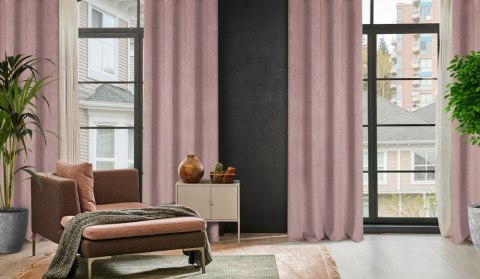 Zasłona 140x250 Eliza pudrowa różowa gotowa na przelotkach z drobnym wytłaczanym wzorkiem geometrycznym Eurofirany Zasłona 140x250 Eliza pudrowa różowa gotowa na przelotkach z drobnym wytłaczanym wzorkiem geometrycznym Eurofirany
