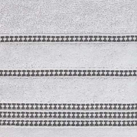 Ręcznik 30x50 Amanda srebrny z ozdobną welurową bordiurą w pasy frotte 500 g/m2 Eurofirany Ręcznik 30x50 Amanda srebrny z ozdobną welurową bordiurą w pasy frotte 500 g/m2 Eurofirany