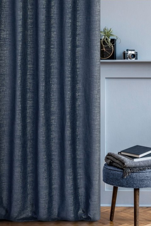 Zasłona 140x270 Palermo 1 granatowa gotowa na taśmie z miękkiej szenilowej tkaniny przetykanej srebrną nitką Terra Collection Eu Zasłona 140x270 Palermo 1 granatowa gotowa na taśmie z miękkiej szenilowej tkaniny przetykanej srebrną nitką Terra Collection Eu