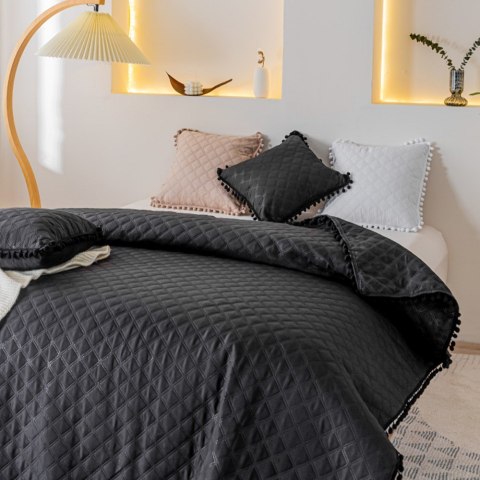 Narzuta z pomponami 160x220 czarna Pompoo pompony romby glamour dekoracyjna Narzuta z pomponami 160x220 czarna Pompoo pompony romby glamour dekoracyjna