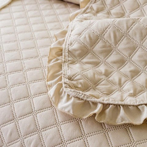 Narzuta z falbanką 140x200 Ruffy beżowa falbanka romby glamour dekoracyjna I2 Narzuta z falbanką 140x200 Ruffy beżowa falbanka romby glamour dekoracyjna I2