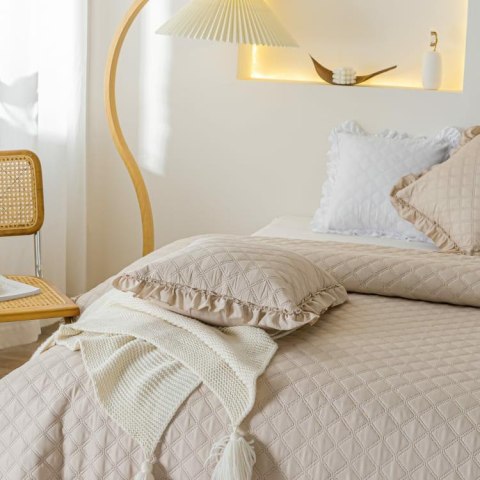 Narzuta z falbanką 200x220 Ruffy beżowa falbanka romby glamour dekoracyjna I2 Narzuta z falbanką 200x220 Ruffy beżowa falbanka romby glamour dekoracyjna I2