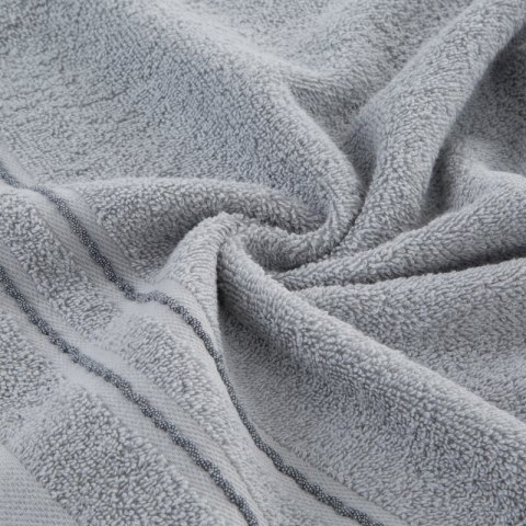 Ręcznik Emina 70x140 srebrny zdobiony stebnowaną bordiurą 500 g/m2 Eurofirany Ręcznik Emina 70x140 srebrny zdobiony stebnowaną bordiurą 500 g/m2 Eurofirany