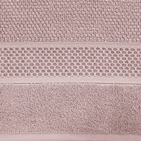 Ręcznik Danny 30x50 pudrowy z wytłaczaną bordiurą i błyszczącą nicią 500 g/m2 Eurofirany Ręcznik Danny 30x50 pudrowy z wytłaczaną bordiurą i błyszczącą nicią 500 g/m2 Eurofirany