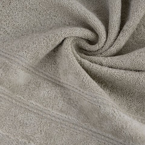 Ręcznik Glory 4 30x50 beżowy z welurową bordiurą i błyszczącą nicią 500 g/m2 Eurofirany Ręcznik Glory 4 30x50 beżowy z welurową bordiurą i błyszczącą nicią 500 g/m2 Eurofirany