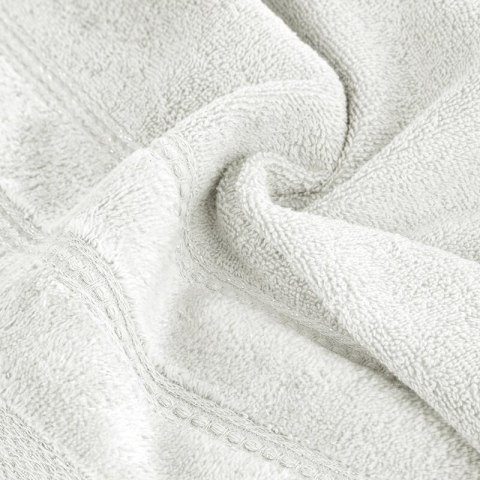 Ręcznik Glory 4 30x50 kremowy z welurową bordiurą i błyszczącą nicią 500 g/m2 Eurofirany Ręcznik Glory 4 30x50 kremowy z welurową bordiurą i błyszczącą nicią 500 g/m2 Eurofirany