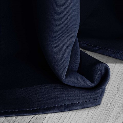 Zasłona zaciemniająca 140x250 granatowa gotowa na przelotkach Hold Blackout Zasłona zaciemniająca 140x250 granatowa gotowa na przelotkach Hold Blackout