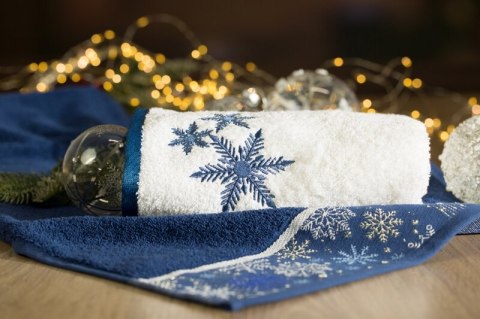 Ręcznik Carol 70x140 biały niebieski świąteczny 480 g/m2 Eurofirany Ręcznik Carol 70x140 biały niebieski świąteczny 480 g/m2 Eurofirany