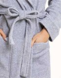 Szlafrok damski długi 352 2XL szary kołnierz szalowy zawiązywany na pasek z kieszeniami długość do pół łydki 80% bawełna 20% pol Szlafrok damski długi 352 2XL szary kołnierz szalowy zawiązywany na pasek z kieszeniami długość do pół łydki 80% bawełna 20% pol