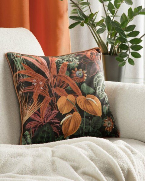 Poszewka dekoracyjna 45x45 Velvet 104 czarna pomarańczoea ze wzorem kwiatowym welurowa Eurofirany Poszewka dekoracyjna 45x45 Velvet 104 czarna pomarańczoea ze wzorem kwiatowym welurowa Eurofirany
