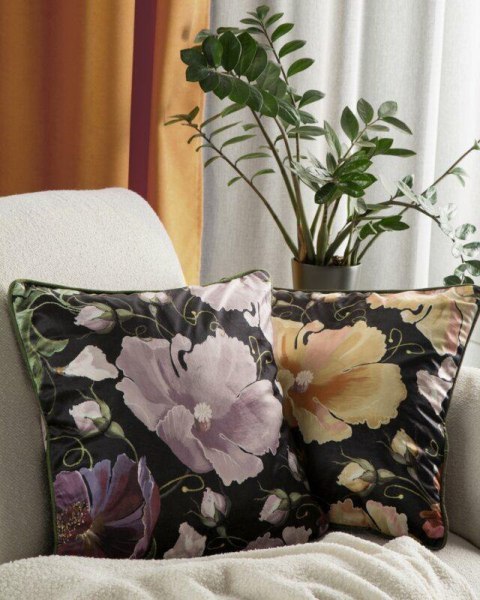 Poszewka dekoracyjna 45x45 Velvet 116 czarna fioletowa ze wzorem kwiatowym welurowa Eurofirany Poszewka dekoracyjna 45x45 Velvet 116 czarna fioletowa ze wzorem kwiatowym welurowa Eurofirany