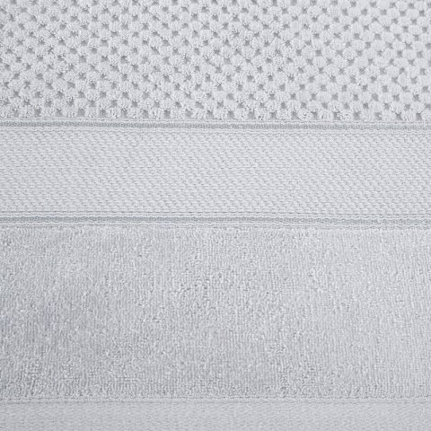 Ręcznik Jessi 90x150 srebrny 500g/m2 z fakturą wytłaczanej krateczki i welurową bordiurą frotte Eurofirany Ręcznik Jessi 90x150 srebrny 500g/m2 z fakturą wytłaczanej krateczki i welurową bordiurą frotte Eurofirany