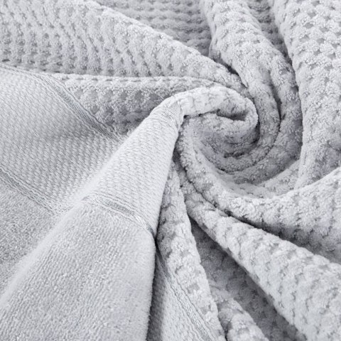 Ręcznik Jessi 90x150 srebrny 500g/m2 z fakturą wytłaczanej krateczki i welurową bordiurą frotte Eurofirany Ręcznik Jessi 90x150 srebrny 500g/m2 z fakturą wytłaczanej krateczki i welurową bordiurą frotte Eurofirany