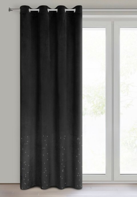 Zasłona gotowa Ariadna 140x250 czarna welurowa zdobiona diamencikami na przelotkach Eurofirany Zasłona gotowa Ariadna 140x250 czarna welurowa zdobiona diamencikami na przelotkach Eurofirany