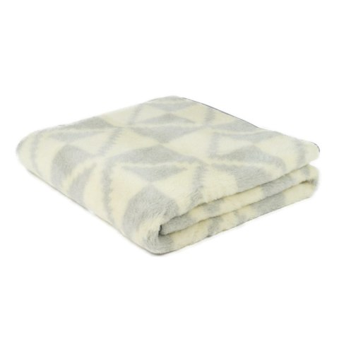 Kołdra wełniana merynos 160x200 Alpaca Gaba szara kremowa trójkaty Wyroby rehabilitacyjne i rozgrzewające Kołdra wełniana merynos 160x200 Alpaca Gaba szara kremowa trójkaty Wyroby rehabilitacyjne i rozgrzewające