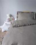 Pościel bawełniana 90x120 szara ciemna dziecięca jednobarwna z falbanką Mayamoo 35 Pościel bawełniana 90x120 szara ciemna dziecięca jednobarwna z falbanką Mayamoo 35