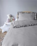 Pościel bawełniana 90x120 szara jasna dziecięca jednobarwna z falbanką Mayamoo 35 Pościel bawełniana 90x120 szara jasna dziecięca jednobarwna z falbanką Mayamoo 35