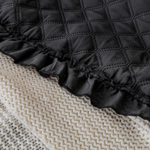 Narzuta z falbanką 240x220 Ruffy czarna falbanka romby glamour dekoracyjna I2 Narzuta z falbanką 240x220 Ruffy czarna falbanka romby glamour dekoracyjna I2