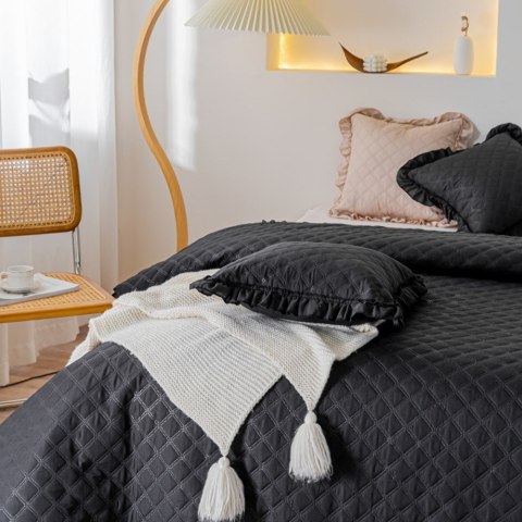 Narzuta z falbanką 240x220 Ruffy czarna falbanka romby glamour dekoracyjna I2 Narzuta z falbanką 240x220 Ruffy czarna falbanka romby glamour dekoracyjna I2