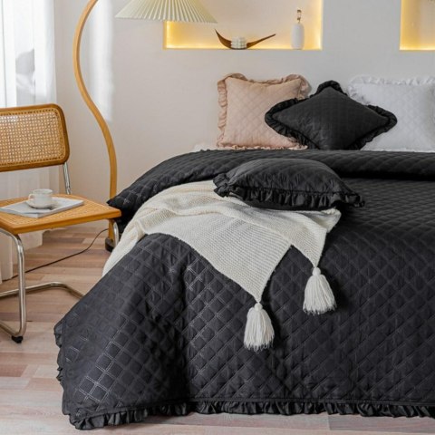 Narzuta z falbanką 240x220 Ruffy czarna falbanka romby glamour dekoracyjna I2 Narzuta z falbanką 240x220 Ruffy czarna falbanka romby glamour dekoracyjna I2