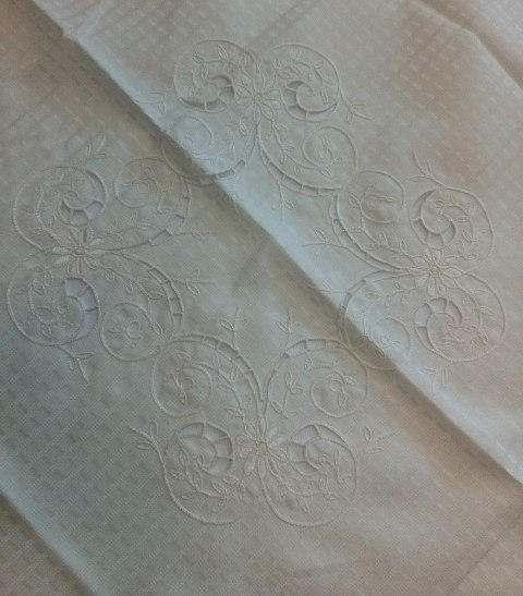 Obrus haftowany OR 85x85 kremowy w kwiaty ETK51271 LUX Obrus haftowany OR 85x85 kremowy w kwiaty ETK51271 LUX