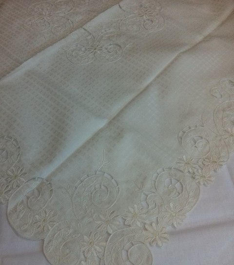 Obrus haftowany OR 85x85 kremowy w kwiaty ETK51271 LUX Obrus haftowany OR 85x85 kremowy w kwiaty ETK51271 LUX