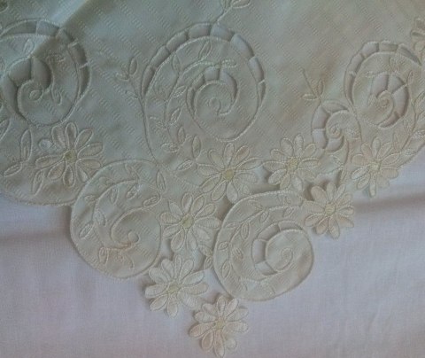 Obrus haftowany OR 85x85 kremowy w kwiaty ETK51271 LUX Obrus haftowany OR 85x85 kremowy w kwiaty ETK51271 LUX