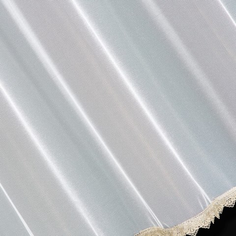 Firana 300x150 Vivian biała gotowa na przelotkach z gładkiej matowej mikrosiateczki z ozdobną złotą koronką Firana 300x150 Vivian biała gotowa na przelotkach z gładkiej matowej mikrosiateczki z ozdobną złotą koronką