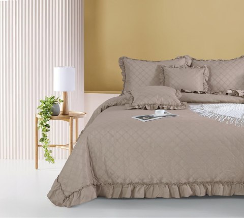 Narzuta z falbanką 140x200 Ruffy taupe falbanka romby glamour dekoracyjna I2 Narzuta z falbanką 140x200 Ruffy taupe falbanka romby glamour dekoracyjna I2
