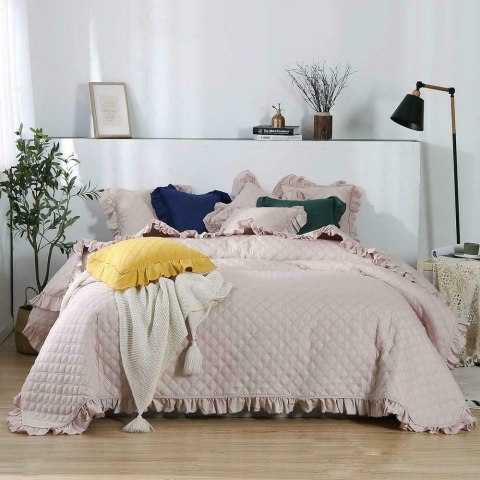 Narzuta z falbanką 240x220 Ruffy pudrowa różowa falbanka romby glamour dekoracyjna Narzuta z falbanką 240x220 Ruffy pudrowa różowa falbanka romby glamour dekoracyjna