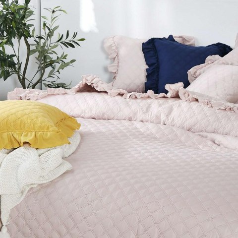Narzuta z falbanką 240x220 Ruffy pudrowa różowa falbanka romby glamour dekoracyjna Narzuta z falbanką 240x220 Ruffy pudrowa różowa falbanka romby glamour dekoracyjna