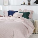 Narzuta z falbanką 240x220 Ruffy pudrowa różowa falbanka romby glamour dekoracyjna Narzuta z falbanką 240x220 Ruffy pudrowa różowa falbanka romby glamour dekoracyjna