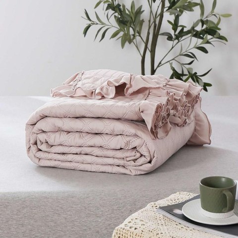 Narzuta z falbanką 240x220 Ruffy pudrowa różowa falbanka romby glamour dekoracyjna Narzuta z falbanką 240x220 Ruffy pudrowa różowa falbanka romby glamour dekoracyjna